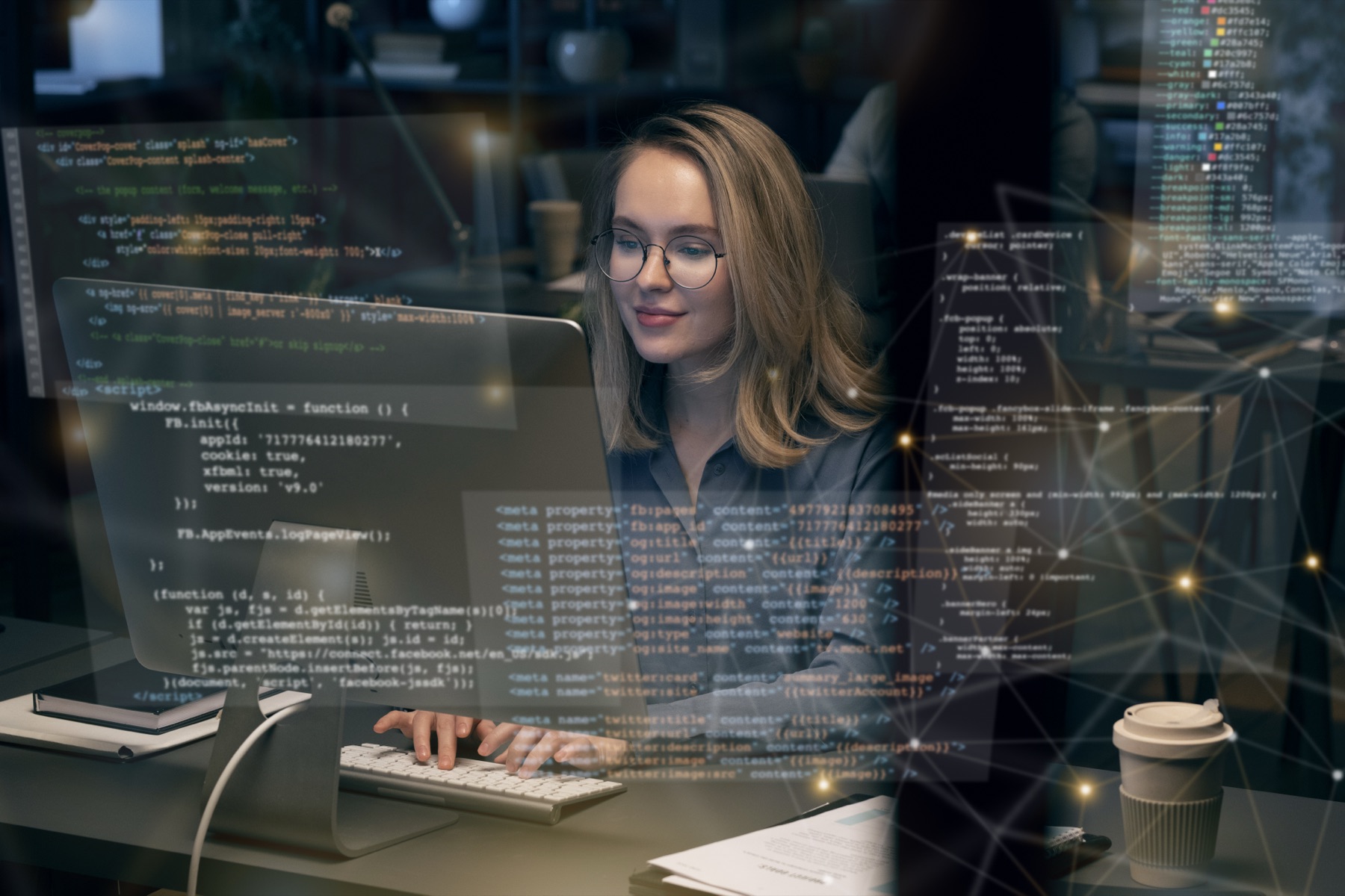 Responsable informatique concentrée devant son écran